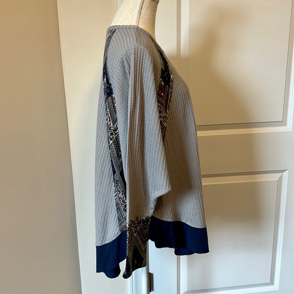 Umgee Hi-Lo Tunic Gray Base with Pretty Navy Red Green Print❤️GREAT CONDITION! - Picture 8 of 11